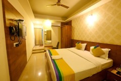 hotel-comforts-inn-room